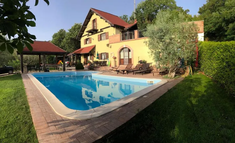 Villa per 10 persone, con giardino e terrazza nonché piscina e panorama, con animali domestici - 1