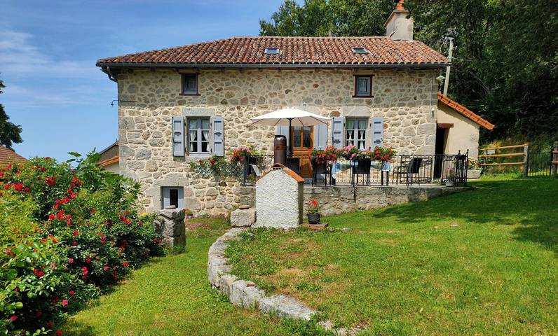 Gîte pour 8 personnes, avec terrasse et jardin à Omps