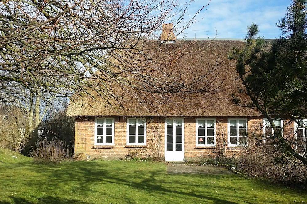 Behaglich eingerichtete Ferienwohnung im Reetdachhaus mit großem Garten in Wobbenbüll, Nordseeküste
