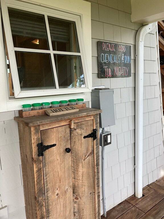Mid Century Modern Black Chalet; Betäubung Ansichten / Fire Pit / Hot Tub in Jackson (NH), White Mountain National Forest