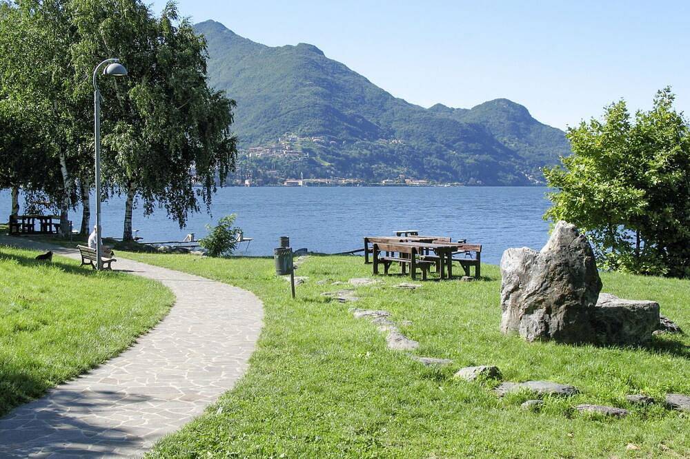 Elegante appartamento in villa per 6 ospiti con Wifi, A/C, Tv, patio e parcheggio in Dervio, Alpi Orobie Occidentali