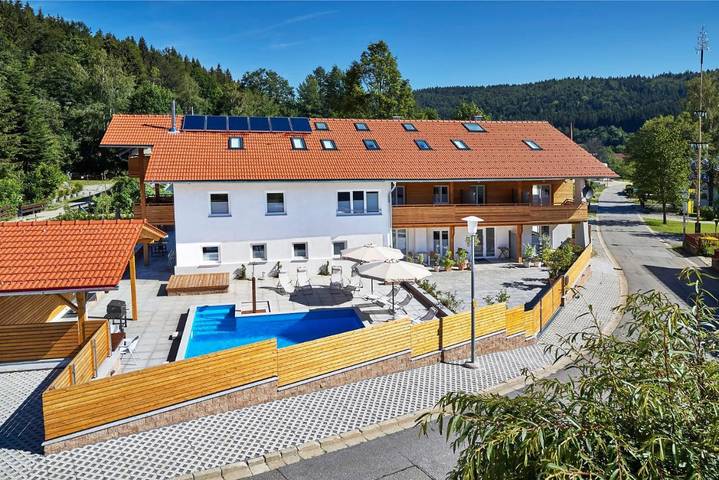 Ferienwohnung für 8 Personen, mit Balkon und Terrasse sowie Garten und Pool
