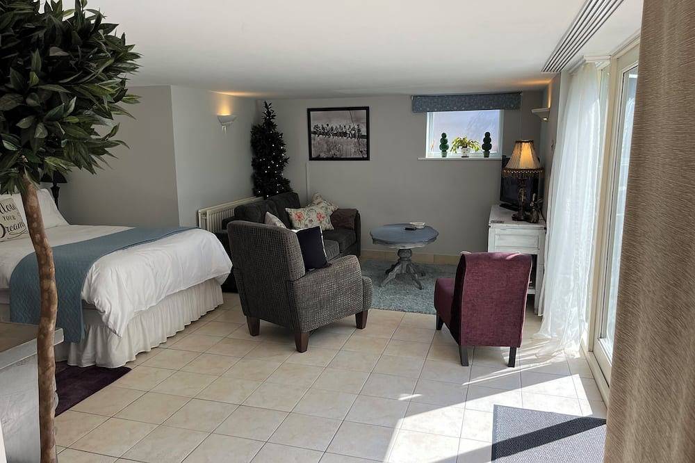 Entire apartment, Spacious Self Contained Studio Apartment - Free Wi-Fi & Parking in Greater Manchester