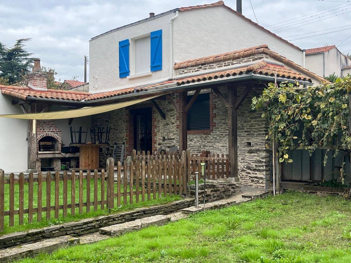 Appartement entier, Two-Bedroom Apartment in Chantonnay, Région de La Roche-sur-Yon