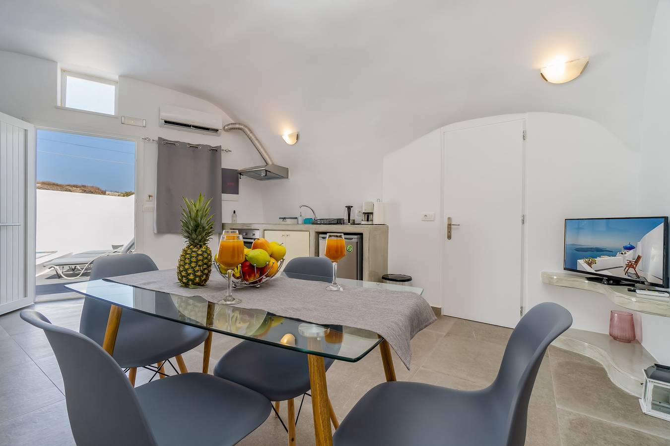 Fira-Cave-Sleeps 13-Parking-Pool-Pet Friendly in Santorin