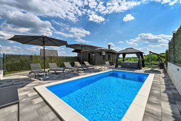 Chalet für 6 Personen, mit Sauna und Terrasse sowie Pool in Kroatien