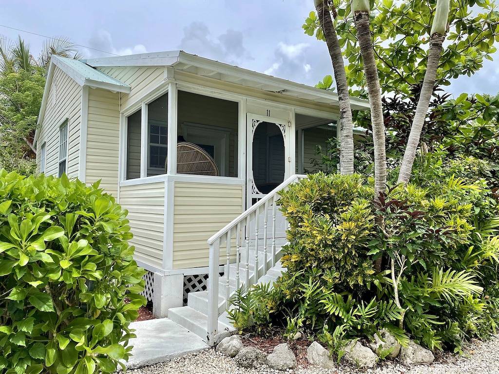 Old Florida Style, Dockage, Swimming Pool (shared), just 20 miles from Key West in Cudjoe Key, Lower Keys