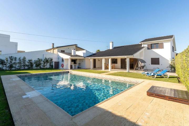 Ferienhaus für 8 Personen, mit Pool und Terrasse sowie Garten