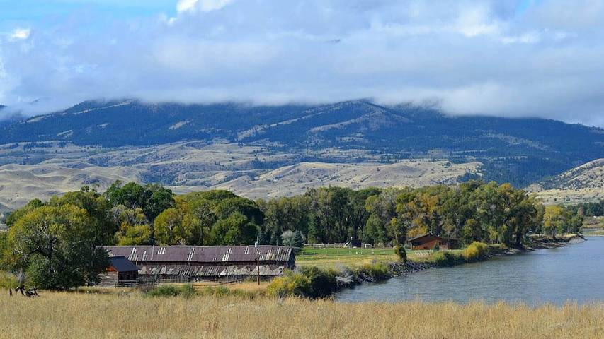 Vacation house for 15 people, with yard in Montana