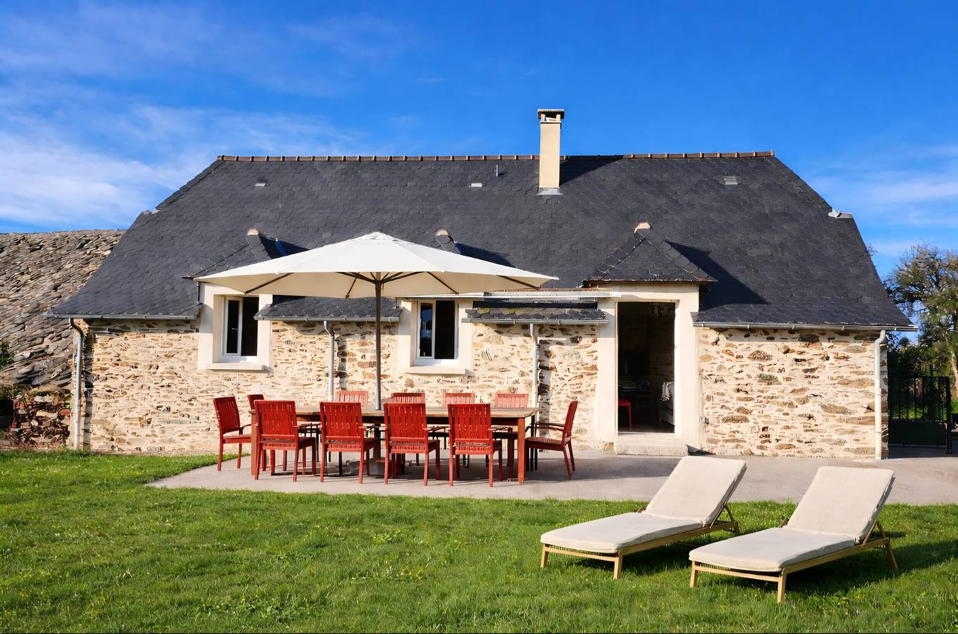 Country House 'Gîte Le Ginestou' with Private Terrace and Private Garden in Almont-les-Junies, Aveyron
