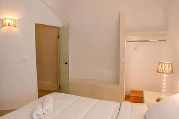 Holiday Apartment for 4 People in Firostefani, Thera, Photo 4