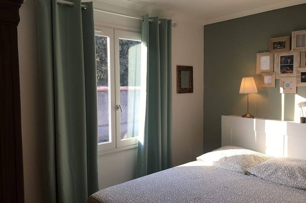 House with garden, quiet and bright, Motorway exit Nîmes Garons Airport. in Garons, Nimes region