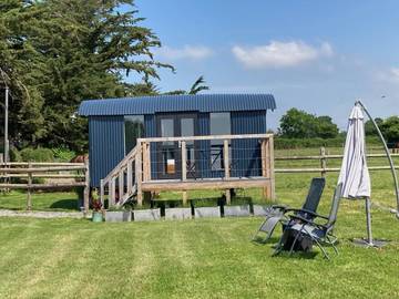 Gîte pour 2 personnes, avec jardin ainsi que terrasse et vue à Dragey-Ronthon