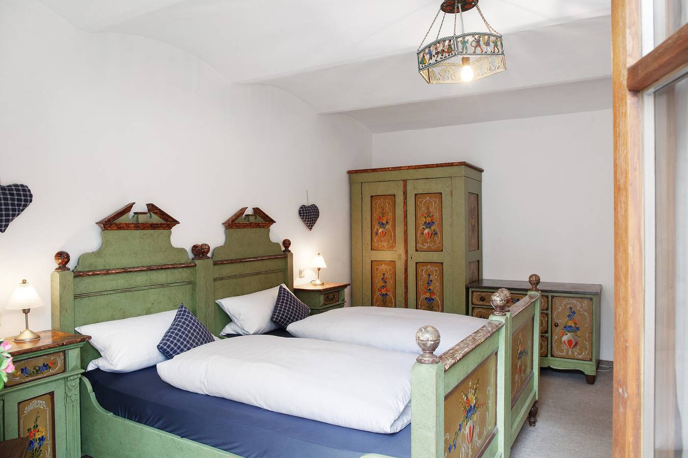 Entire apartment, Apartment 'Zum Schnitzer Franzl' with Mountain View and Wi-Fi in Garmisch-Partenkirchen, Bavarian Alps