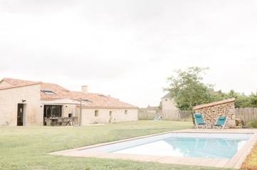 Location de vacances pour 10 personnes, avec piscine ainsi que jardin et vue dans Mallièvre
