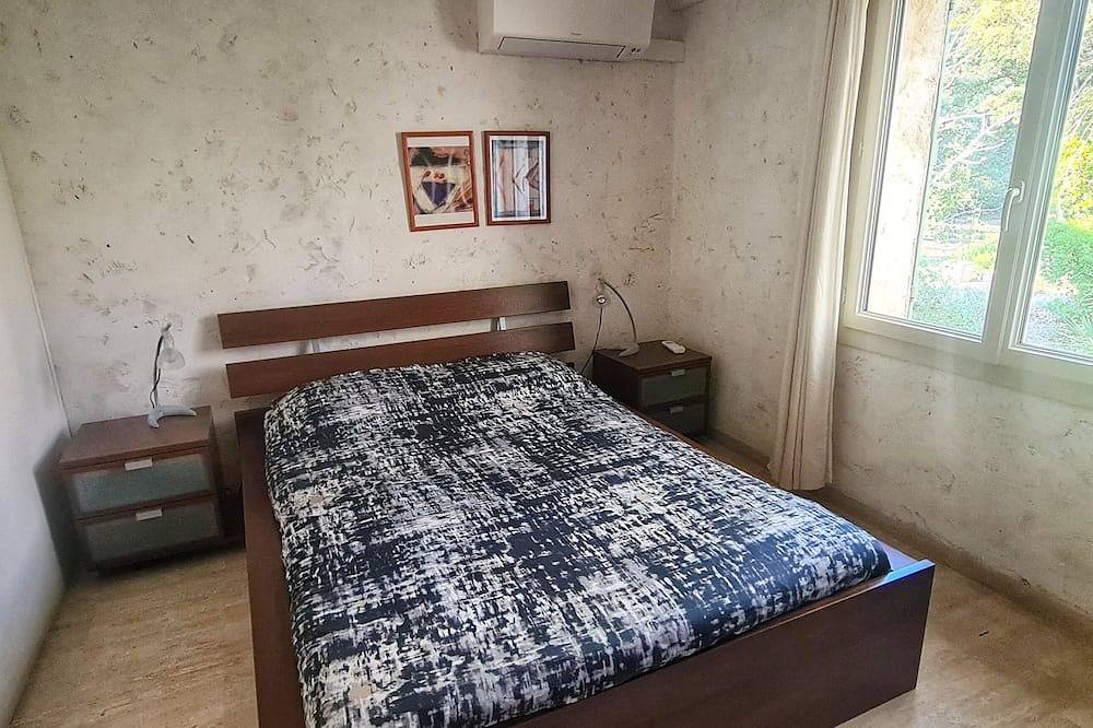 Gîte, 2*, air conditioned, in a peaceful setting between olive trees and pool in Salernes, Region de Draguignan