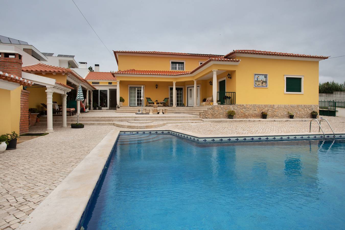 Ganze Wohnung, Ferienwohnung 'Porto Dinheiro Beach 2' mit Gemeinschaftspool, gemeinsamer Terrasse und Wlan in Ribamar, Lissabon Distrikt