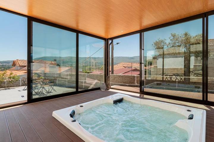 Villa para 13 pessoas, com Varanda e Jacuzzi e ainda Terraço and Jardim em Município de Seia