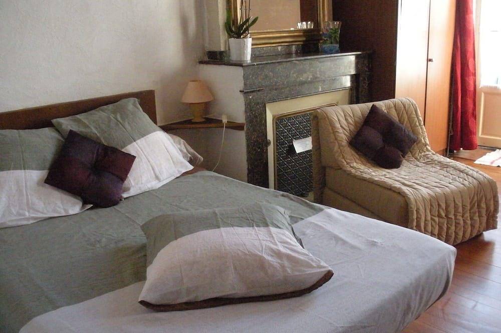 Appartement entier, Studio 1er étage retro avec balcon ds maison d'époque 19e, à côté des thermes in Bagnères-de-Bigorre, Hautes-Pyrénées