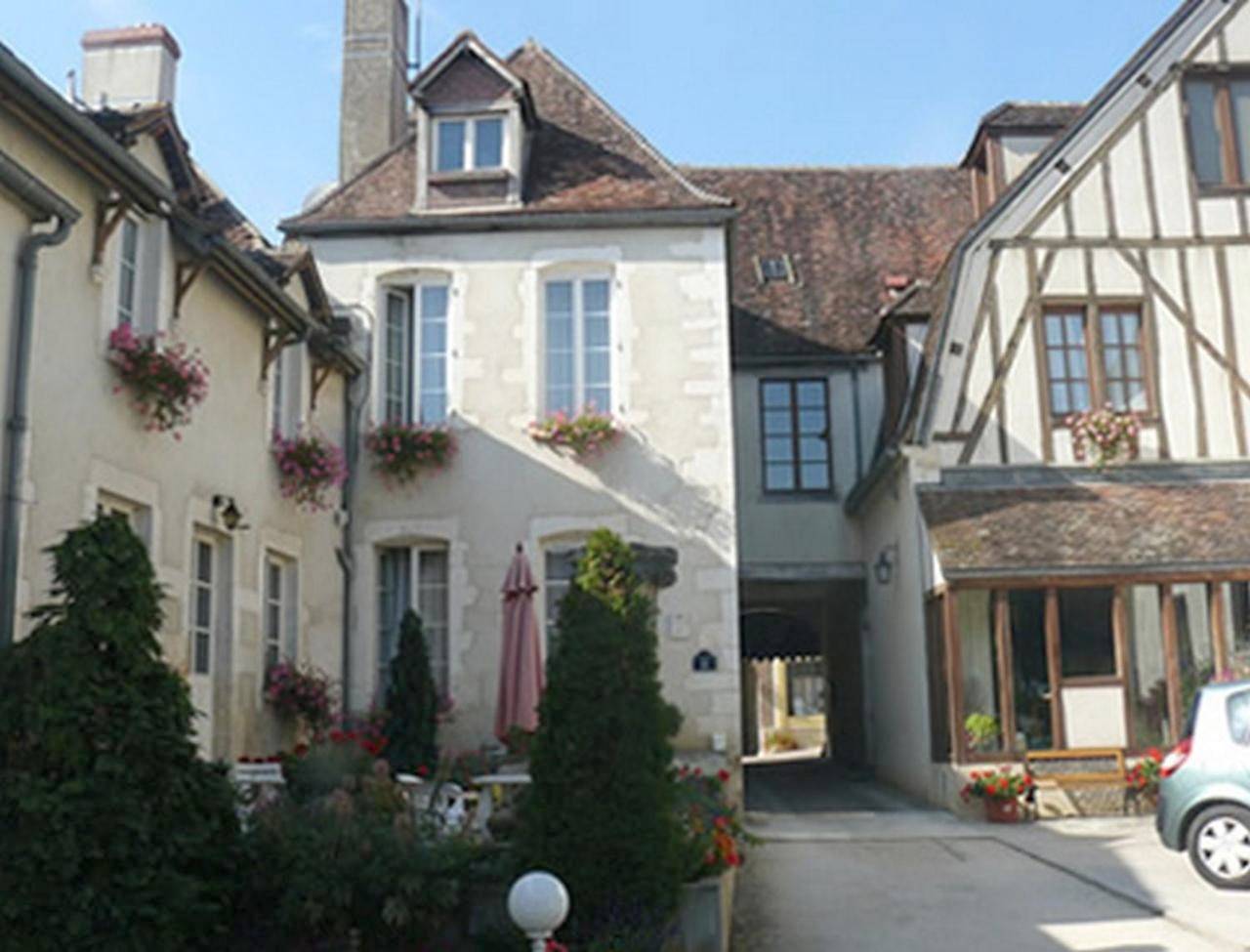 Logis Hotel - Le Relais Saint Vincent in Ligny-le-Châtel, Région d'Auxerre
