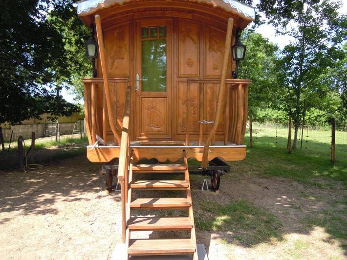 Location de vacances pour 2 personnes, avec vue sur le lac et jardin ainsi que vue et terrasse à Grosbreuil - 3