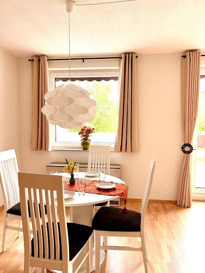 Ferienwohnung für 3 Personen, mit Balkon und Pool sowie Seeblick und Ausblick