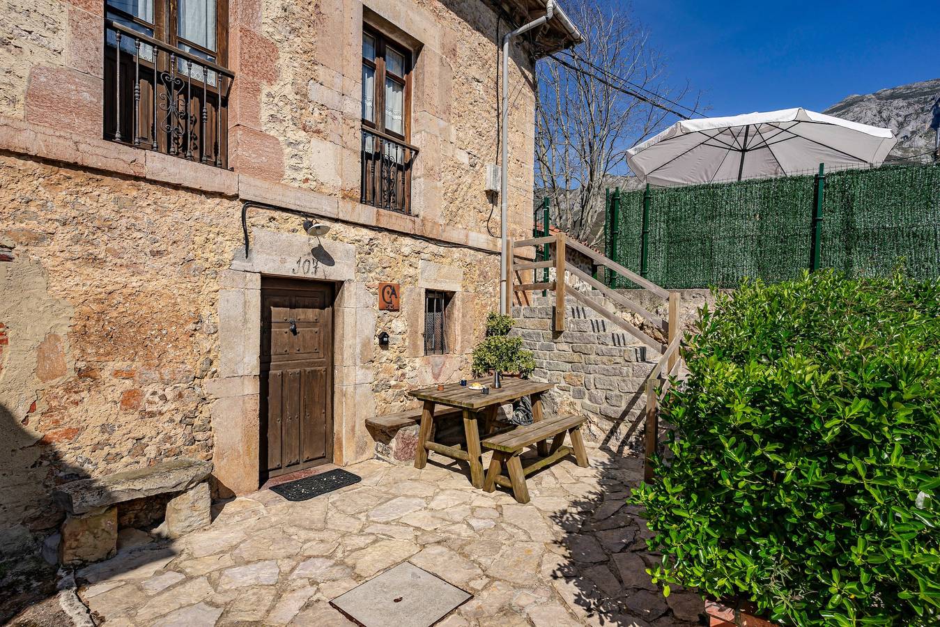 Ferienwohnung 'La Breval' mit Bergblick, privater Terrasse und eigenem Garten in Alles, Peñamellera Alta