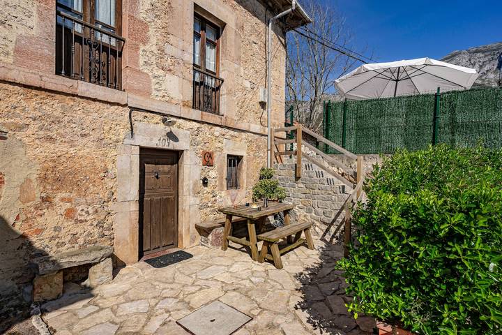 Casa rural para 7 personas, con Balcón además de Jacuzzi y Jardín en Comarca de Oriente - 2