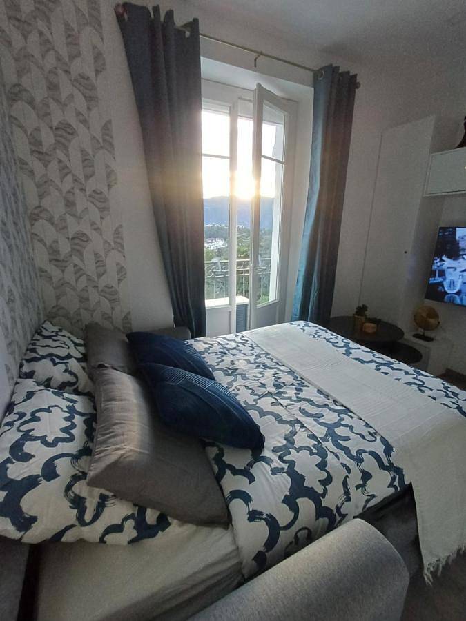 Gîte pour 2 personnes, avec vue ainsi que piscine et terrasse dans Parc du Bois Vidal