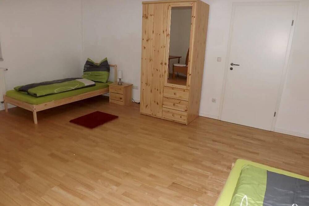 Ganze Wohnung, Helle Dachstudio Fewo mit moderner Einbauküche in Floß, Naturpark Nördlicher Oberpfälzer Wald