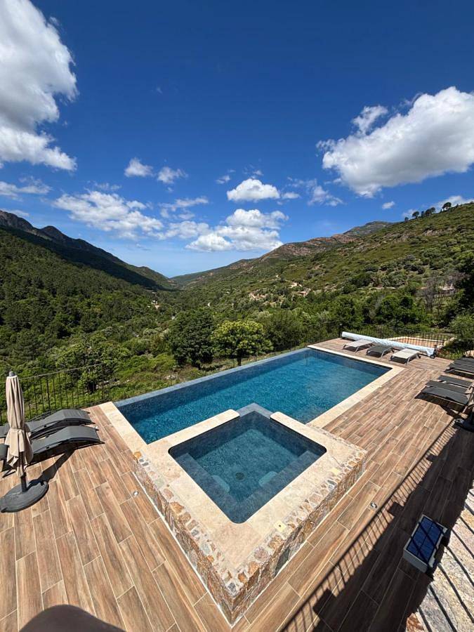 Location de vacances pour 3 personnes, avec jacuzzi ainsi que jardin et piscine, adapté aux familles à Manso (homonymie)