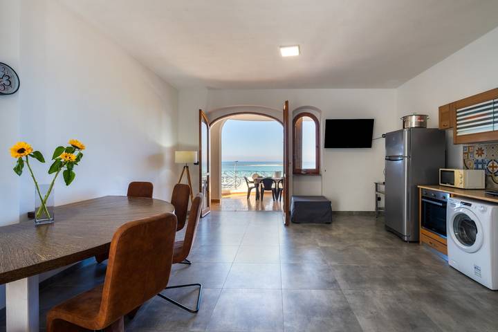 Casa vacanze 'Villa Gaudì - Güell' con vista mare, Wi-Fi e aria condizionata in Spiaggia di Sant'Isidoro, Sant'Isidoro