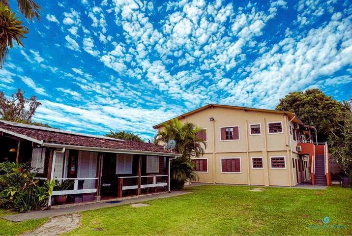 Casas e apartamentos de temporada para 6 pessoas, com jardim e vista em Maranduba