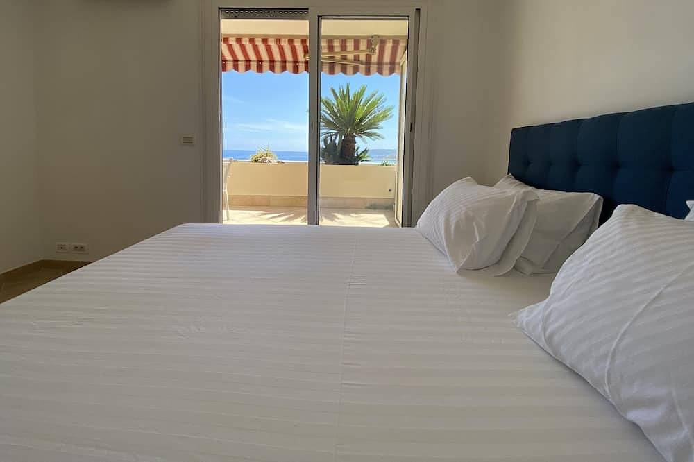 Appartement entier, Vue exceptionnelle mer 250m+ Terrasse 25m² + lits 5* + Piscine + solarium in Menton, Région de Nice