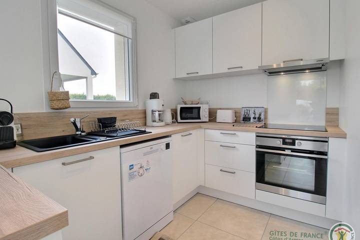 Gîte pour 4 personnes, avec terrasse et jardin à Trélévern - 3