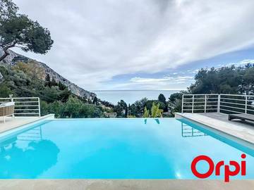 Villa pour 2 personnes, avec piscine ainsi que terrasse et jardin à Menton