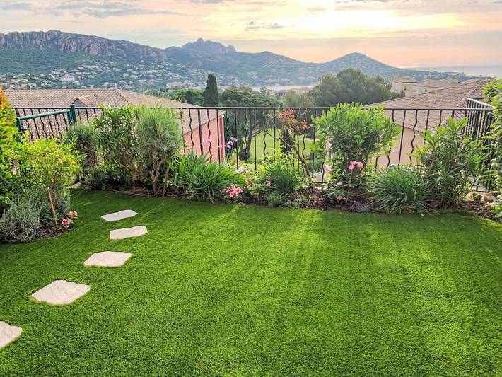 Gîte pour 6 personnes, avec terrasse ainsi que jardin et piscine dans Gare Du Dramont
