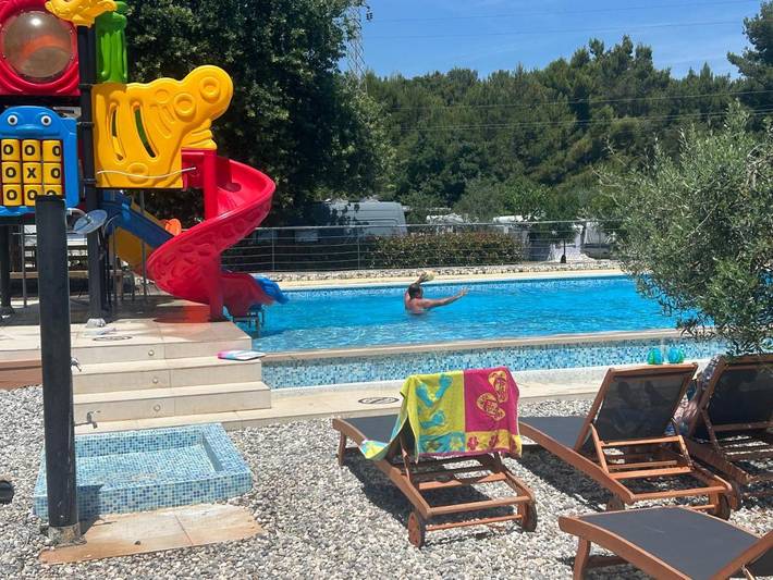 Camping für 5 Personen, mit Whirlpool und Terrasse sowie Garten und Pool in Pomer