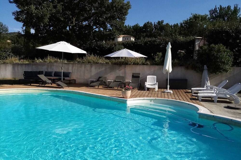 Entire apartment, Apartment in Trets with swimming pool and view of Sainte-Victoire in Trets, Aix-en-Provence region
