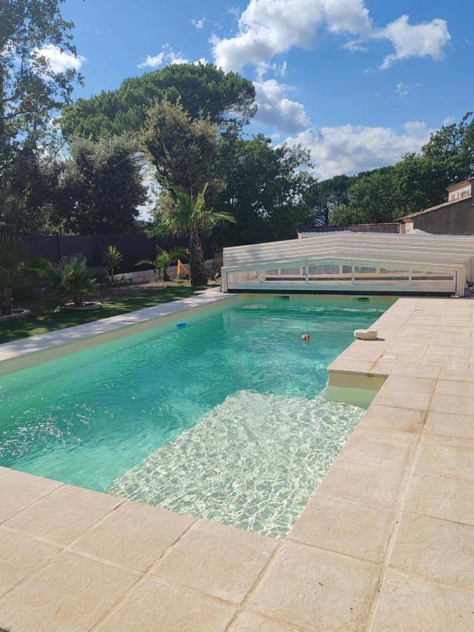 Location de vacances pour 10 personnes, avec piscine ainsi que jardin et vue à Sainte-Anastasie-sur-Issole