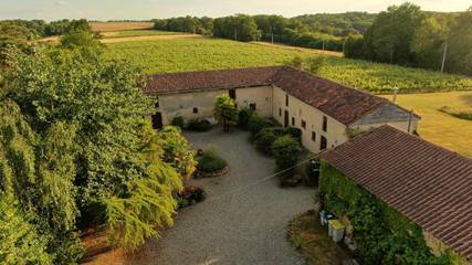 Gîte pour 8 personnes, avec jardin et vue ainsi que piscine et bassin pour enfant, animaux acceptés à Madiran