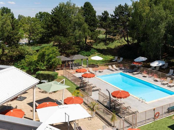 Hôtel pour 3 personnes, avec Terrasse ainsi que Jardin et Piscine