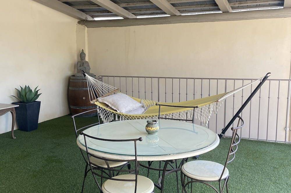 Entire apartment, Appartement Spacieux Calme Centre Village Avec Terrasse et Cour in Sarrians, Vaucluse