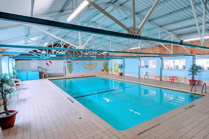 Holiday rental for 4 people, with sauna and hot tub as well as pool and garden, with pets in Port Eynon