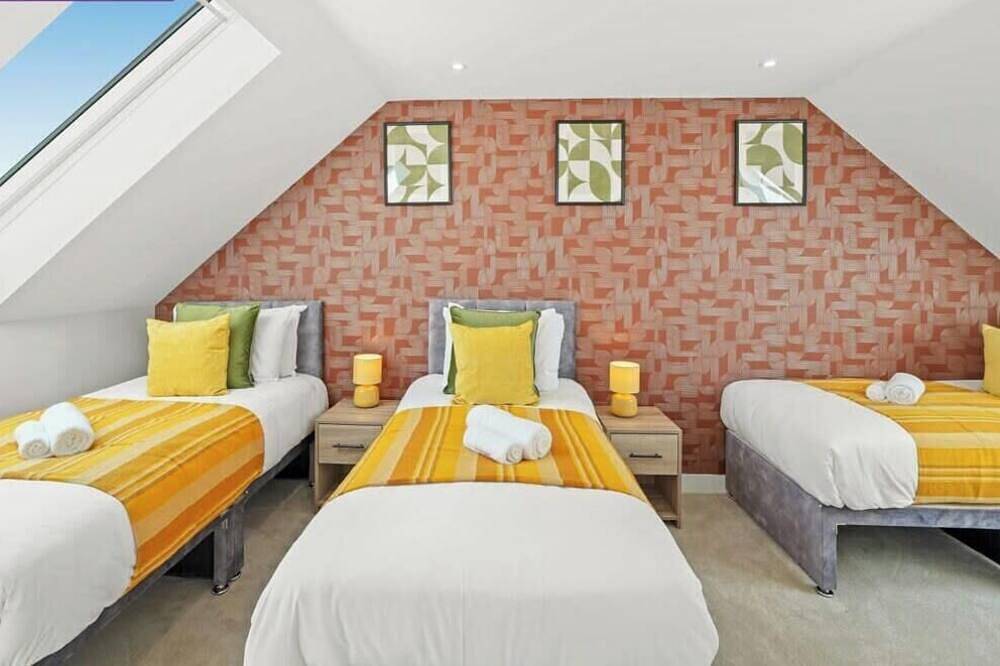 Large House, Contractors/Families, 2X Free Parking in Rushmoor, Hampshire