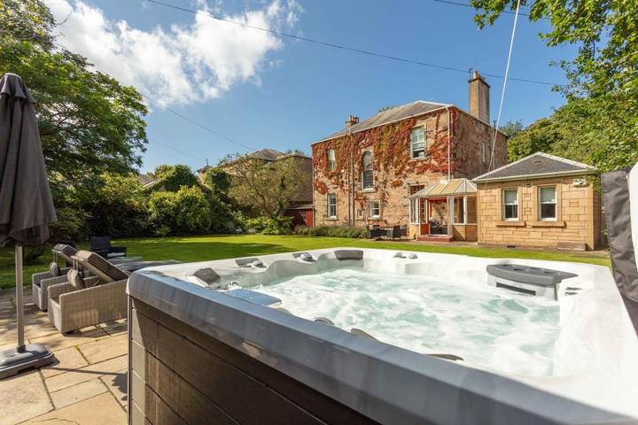 Holiday rental for 10 people, with hot tub and pool as well as garden in Ayr