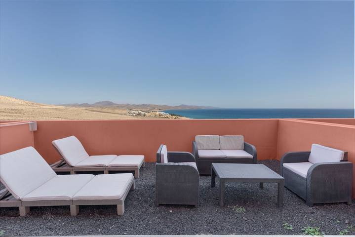 Apartamento inteiro, Férias 'Home Sweet Home with Ocean View' com vista para o mar, piscina partilhada e acesso Wi-Fi in Playa de la Barca, Pájara