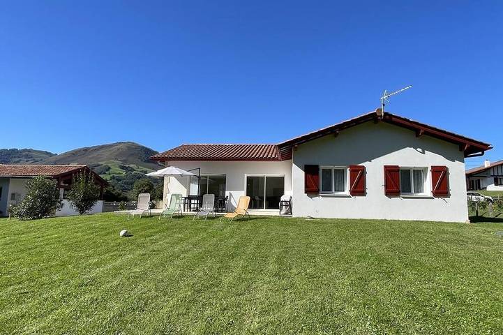 Location de vacances pour 8 personnes, avec jardin à Irouléguy