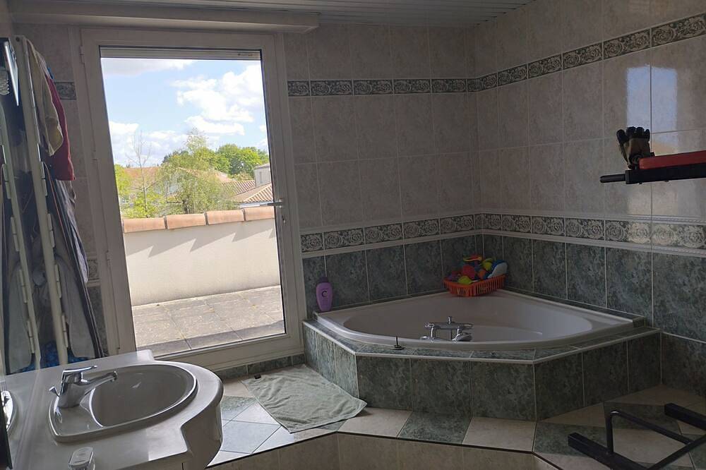 Grande maison familiale 245m² proche Nantes avec piscine couverte chauffée in Vertou, Région de Nantes