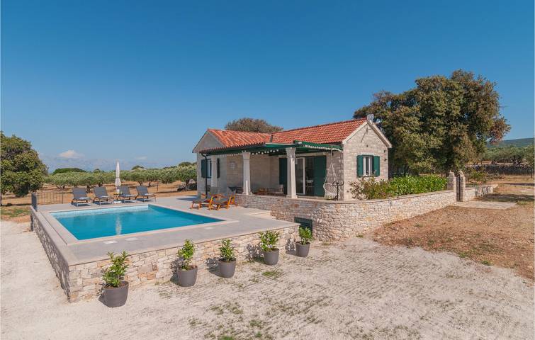 Gemütlich, nur 1,5 km vom Strand entfernt: Pool, WLAN, Terrasse und Parkplatz inklusive! in Postira, Brac
